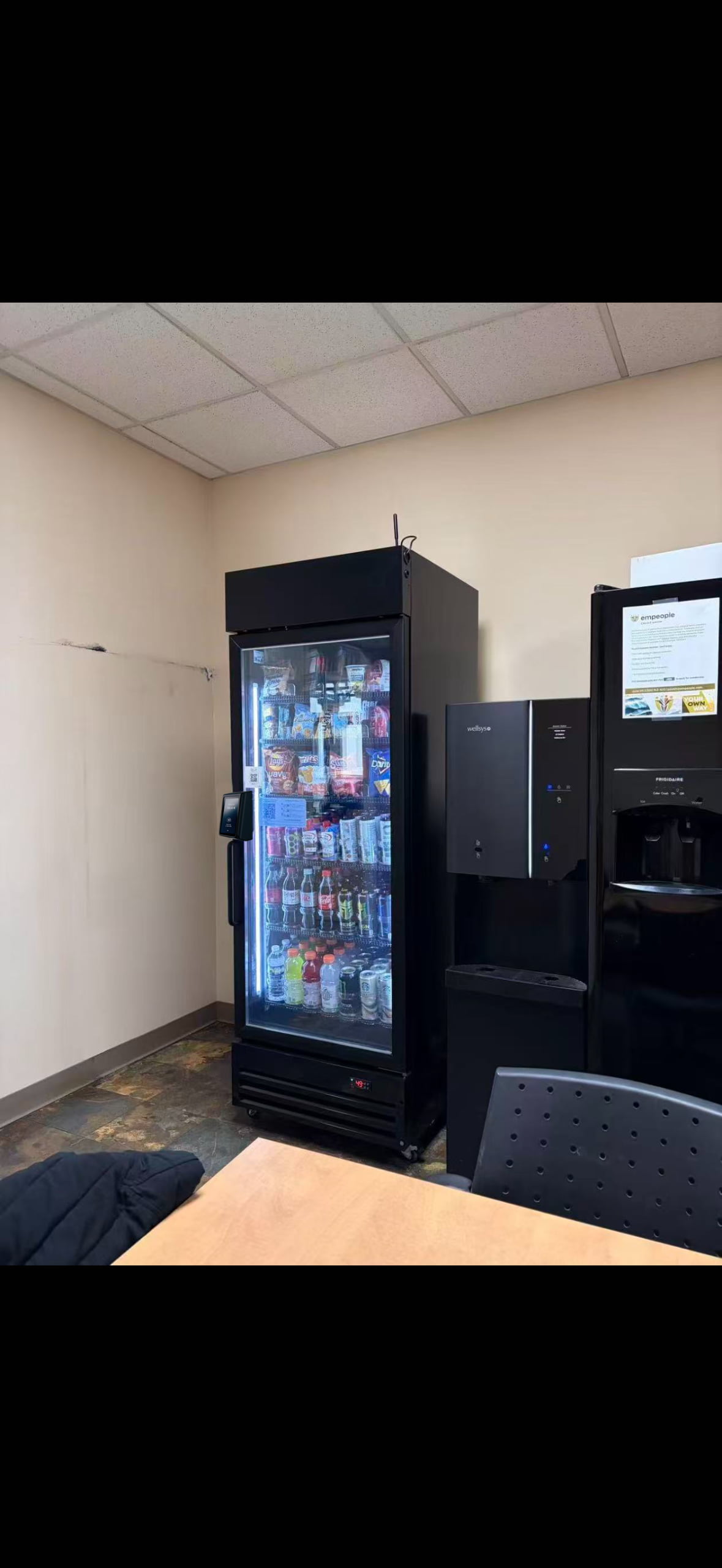AI smart vending cabinet in hotel