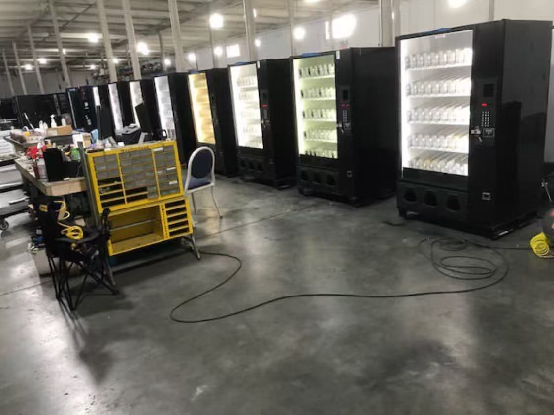 Arklink Vending AI Smart Retail Cabinet product view 1