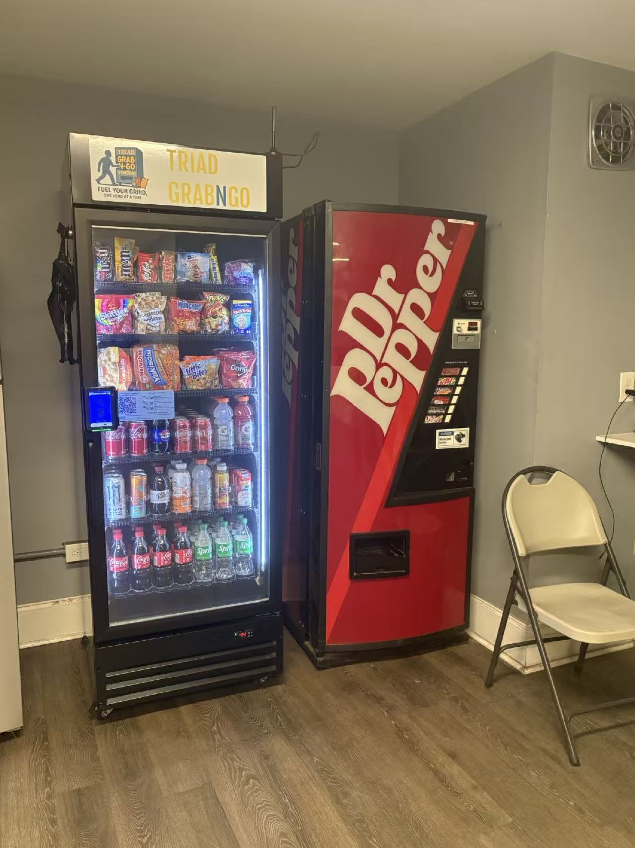 AI smart vending cabinet in shopping center